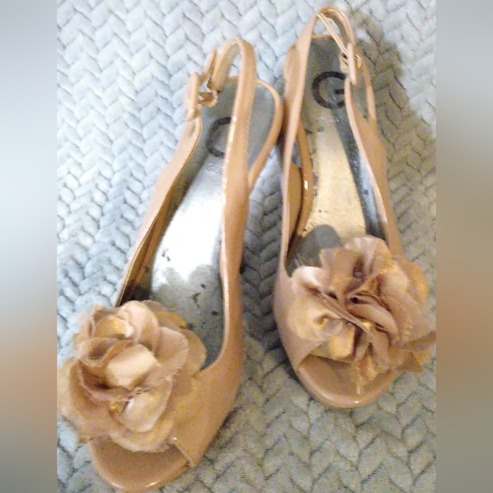 GUESS Rose platform pumps